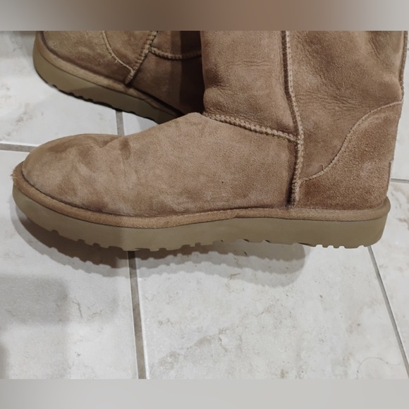 UGG Women's Classic Il Boot Chestnut Short Boots
1017703K Size 10 - Picture 8 of 9